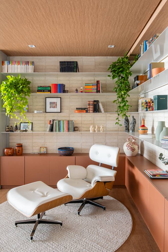 Apê levinho de 120 m² tem tons terrosos rosados, verde e ladrilhos hidráulicos. Projeto de Go Up Arquitetura.