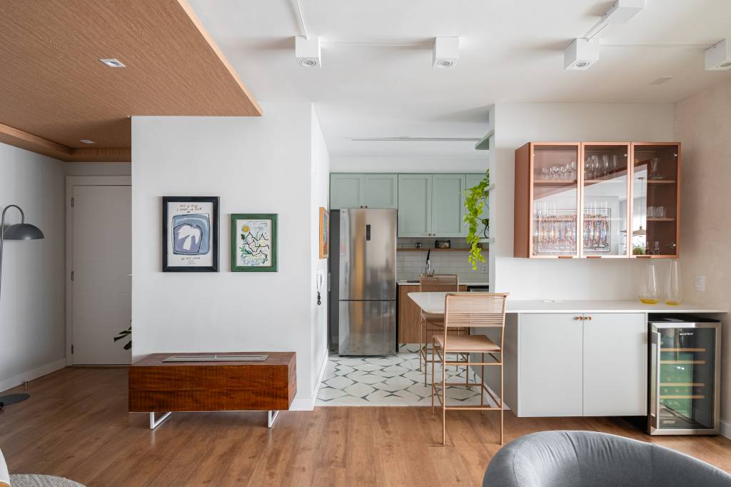 Apê levinho de 120 m² tem tons terrosos rosados, verde e ladrilhos hidráulicos. Projeto de Go Up Arquitetura.