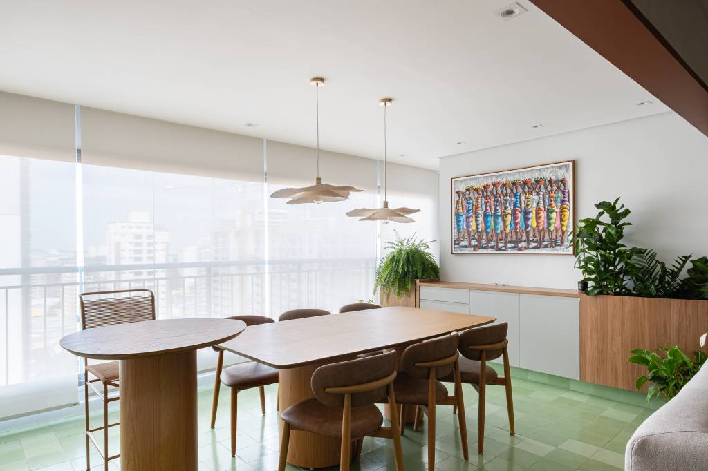 Apê levinho de 120 m² tem tons terrosos rosados, verde e ladrilhos hidráulicos. Projeto de Go Up Arquitetura.