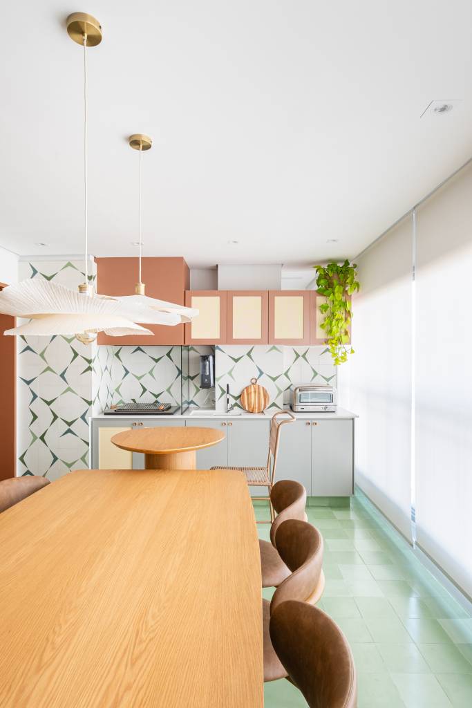 Apê levinho de 120 m² tem tons terrosos rosados, verde e ladrilhos hidráulicos. Projeto de Go Up Arquitetura.