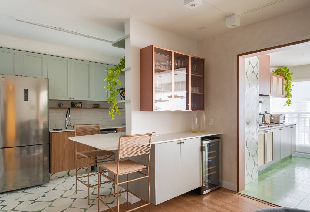 Apê levinho de 120 m² tem tons terrosos rosados, verde e ladrilhos hidráulicos