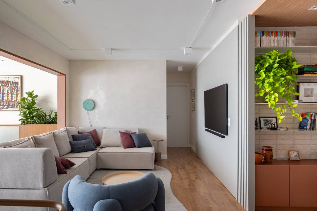 Apê levinho de 120 m² tem tons terrosos rosados, verde e ladrilhos hidráulicos. Projeto de Go Up Arquitetura.