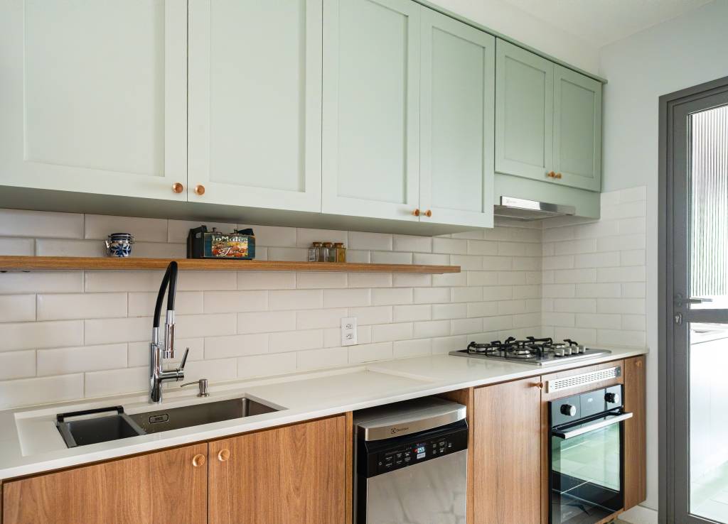 Apê levinho de 120 m² tem tons terrosos rosados, verde e ladrilhos hidráulicos. Projeto de Go Up Arquitetura.