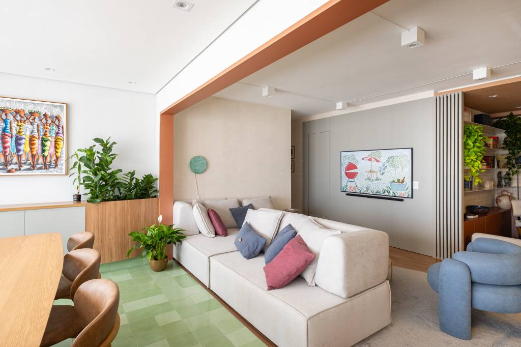 Apê levinho de 120 m² tem tons terrosos rosados, verde e ladrilhos hidráulicos. Projeto de Go Up Arquitetura.