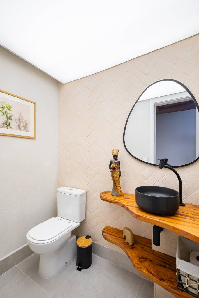 Apê levinho de 120 m² tem tons terrosos rosados, verde e ladrilhos hidráulicos. Projeto de Go Up Arquitetura.