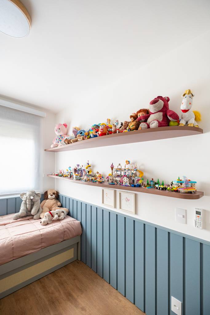 Apê levinho de 120 m² tem tons terrosos rosados, verde e ladrilhos hidráulicos. Projeto de Go Up Arquitetura.