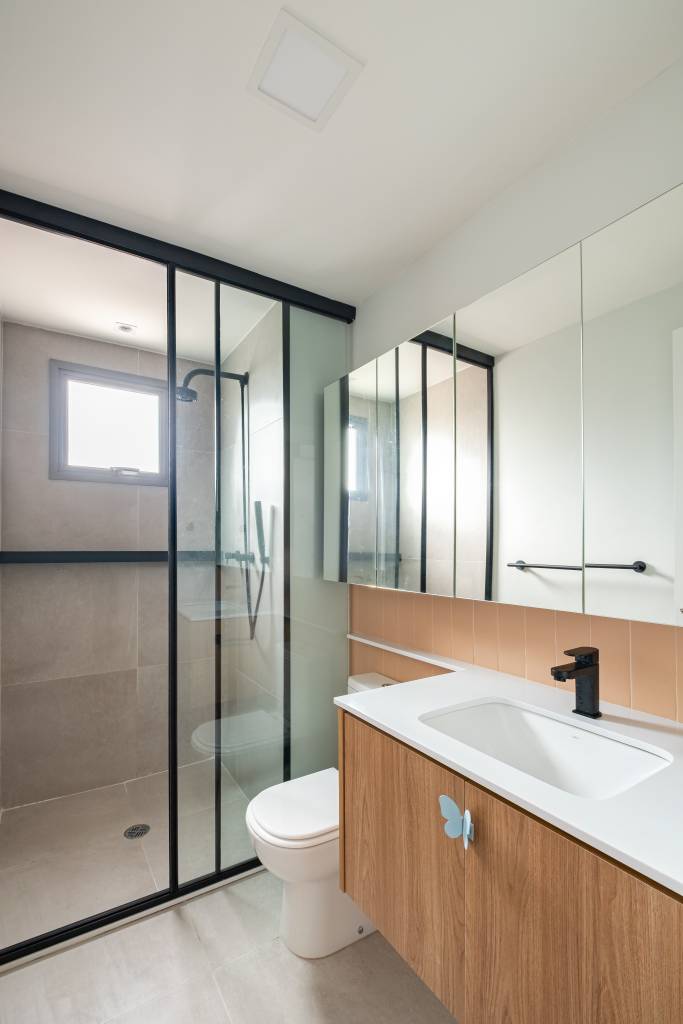 Apê levinho de 120 m² tem tons terrosos rosados, verde e ladrilhos hidráulicos. Projeto de Go Up Arquitetura.