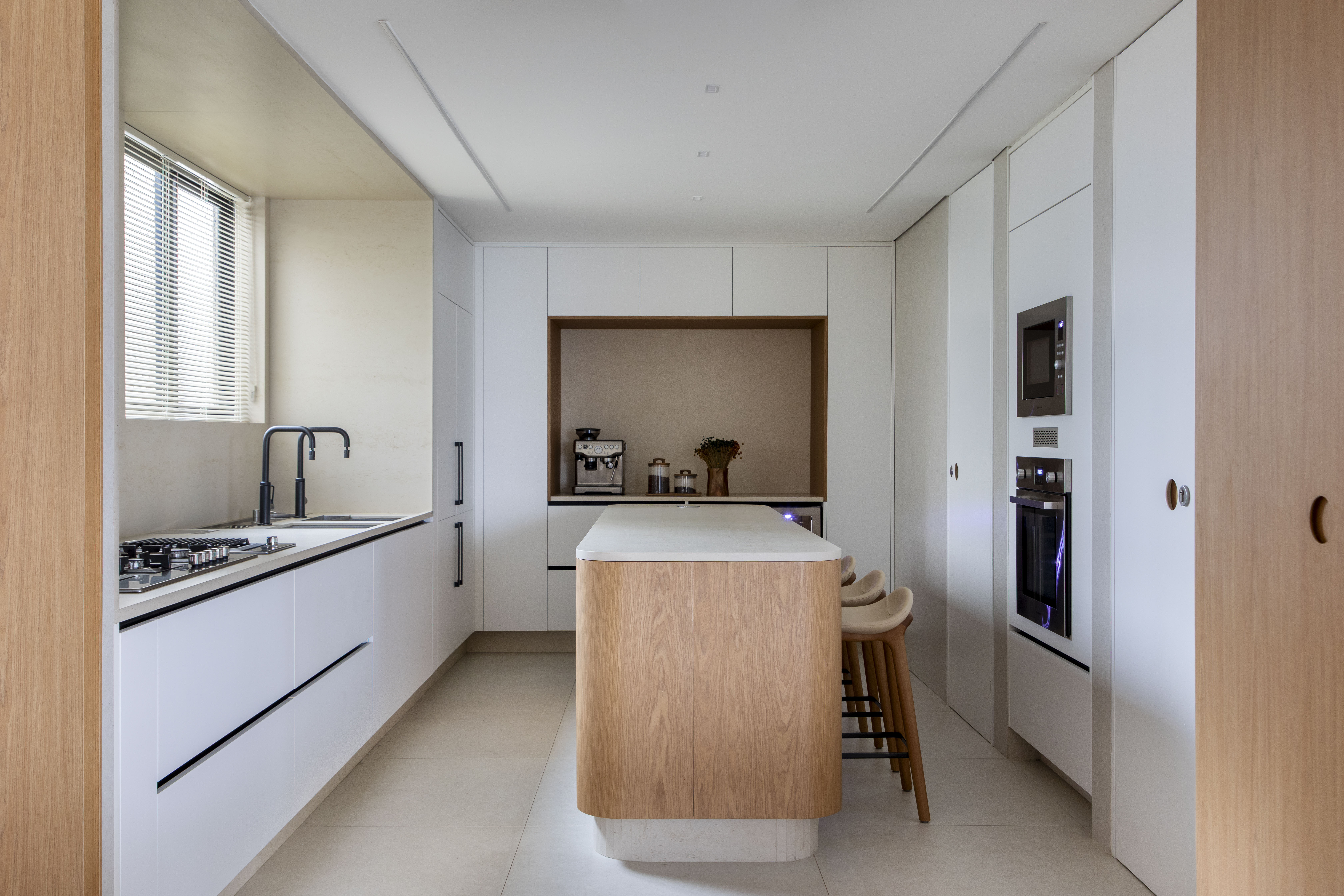 Após demolição, apartamento de 220 m² ganha projeto clean e atemporal. Projeto Vangii Guerra