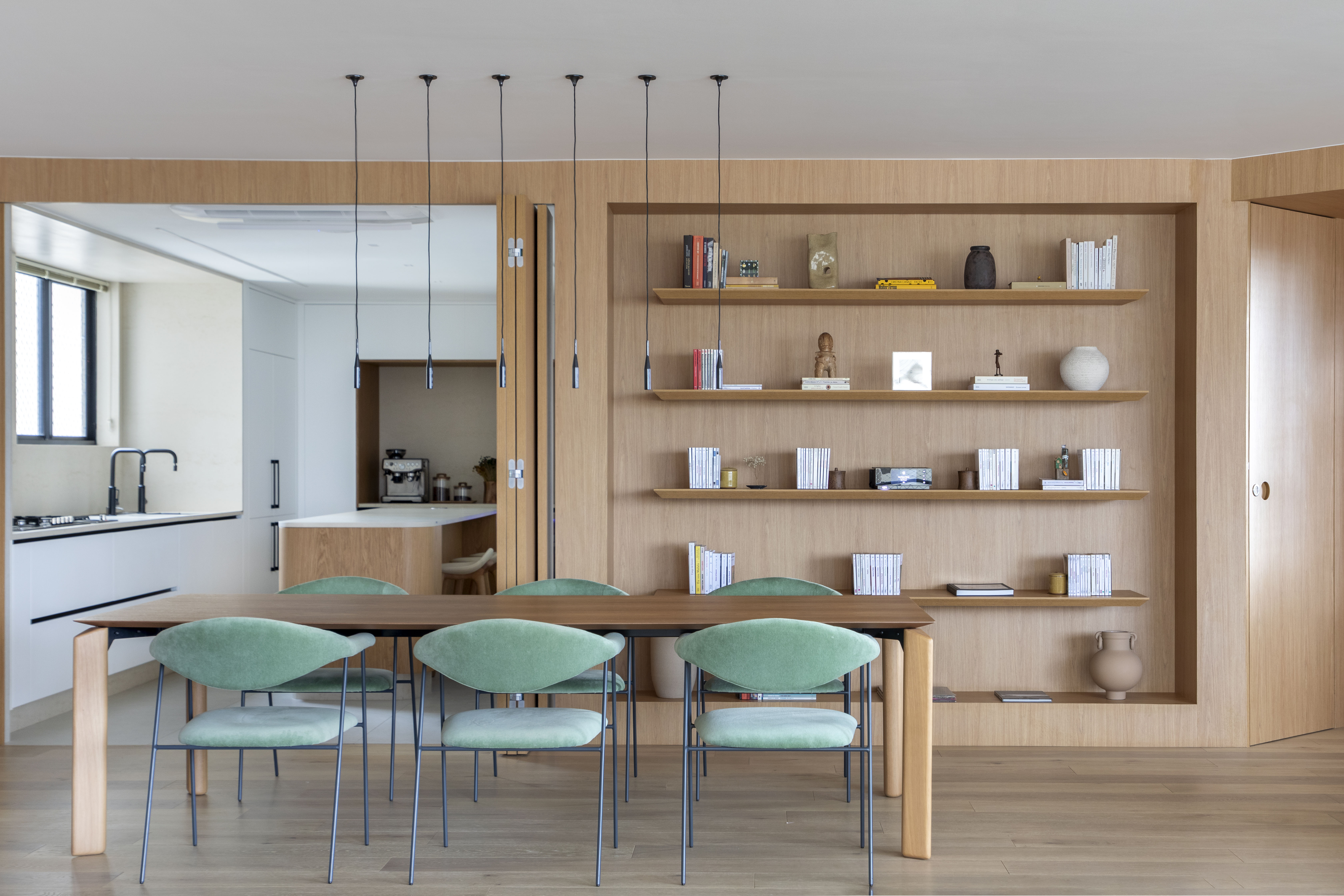 Após demolição, apartamento de 220 m² ganha projeto clean e atemporal. Projeto Vangii Guerra