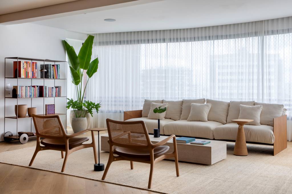 Após demolição, apartamento de 220 m² ganha projeto clean e atemporal