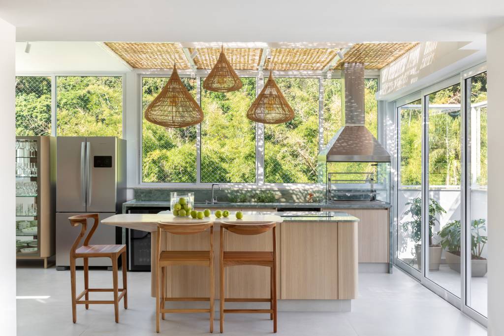 Área gourmet com cara de praia, quarto do Fluminense e adega são destaque em apê. Projeto de Amanda Miranda.