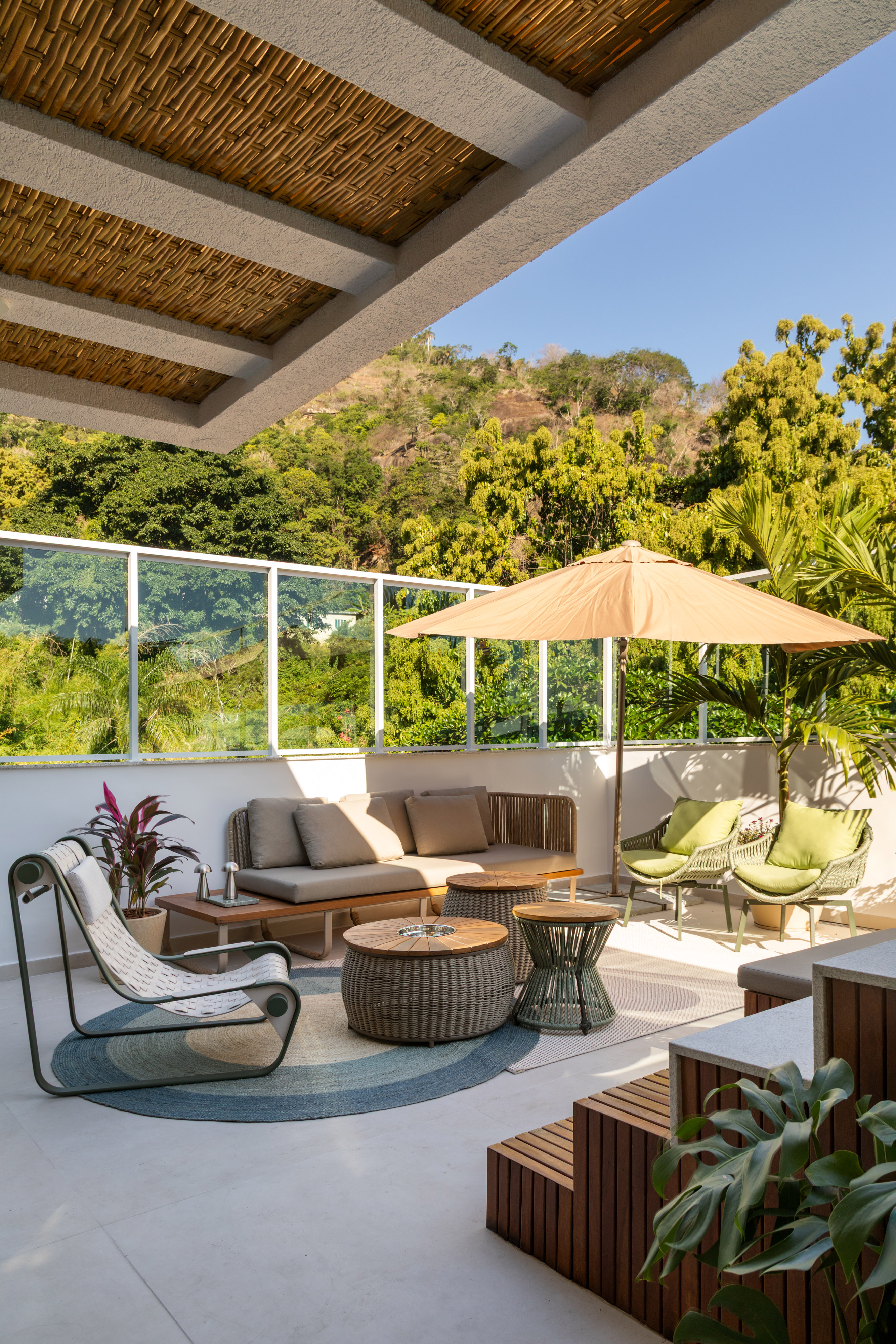 Área gourmet com cara de praia, quarto do Fluminense e adega são destaque em apê. Projeto de Amanda Miranda.