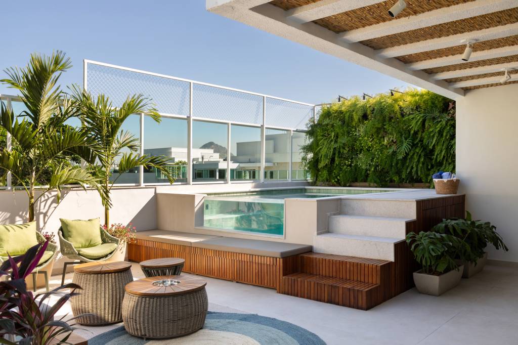 Área gourmet com cara de praia, quarto do Fluminense e adega são destaque em apê. Projeto de Amanda Miranda.