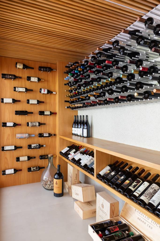 Área gourmet com cara de praia, quarto do Fluminense e adega são destaque em apê. Projeto de Amanda Miranda.