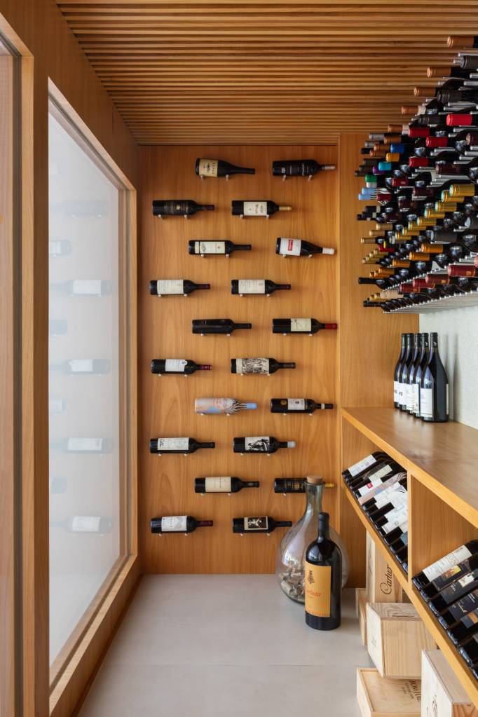 Área gourmet com cara de praia, quarto do Fluminense e adega são destaque em apê. Projeto de Amanda Miranda.