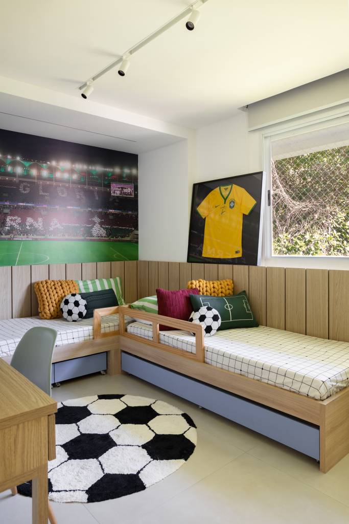 Área gourmet com cara de praia, quarto do Fluminense e adega são destaque em apê. Projeto de Amanda Miranda.