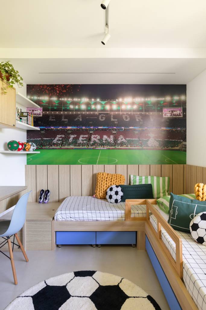 Área gourmet com cara de praia, quarto do Fluminense e adega são destaque em apê. Projeto de Amanda Miranda.