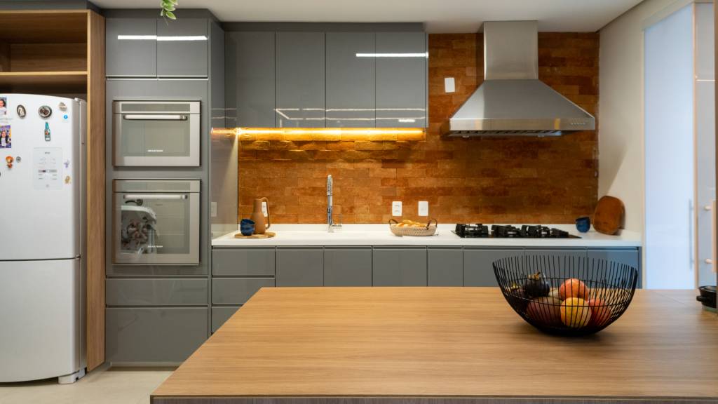 Backsplash traz praticidade e personalidade às cozinhas. Freijó Arquitetura