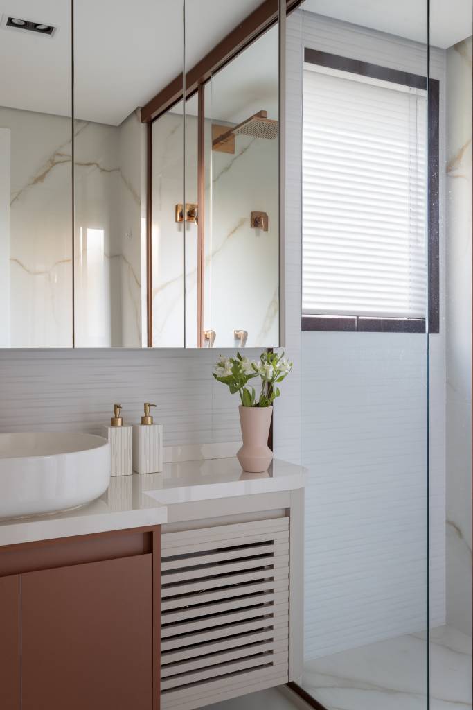 Banheiro pequeno? A solução de marcenaria que dobra o espaço e acaba com a bagunça na bancada. Projeto de Mari Milani.