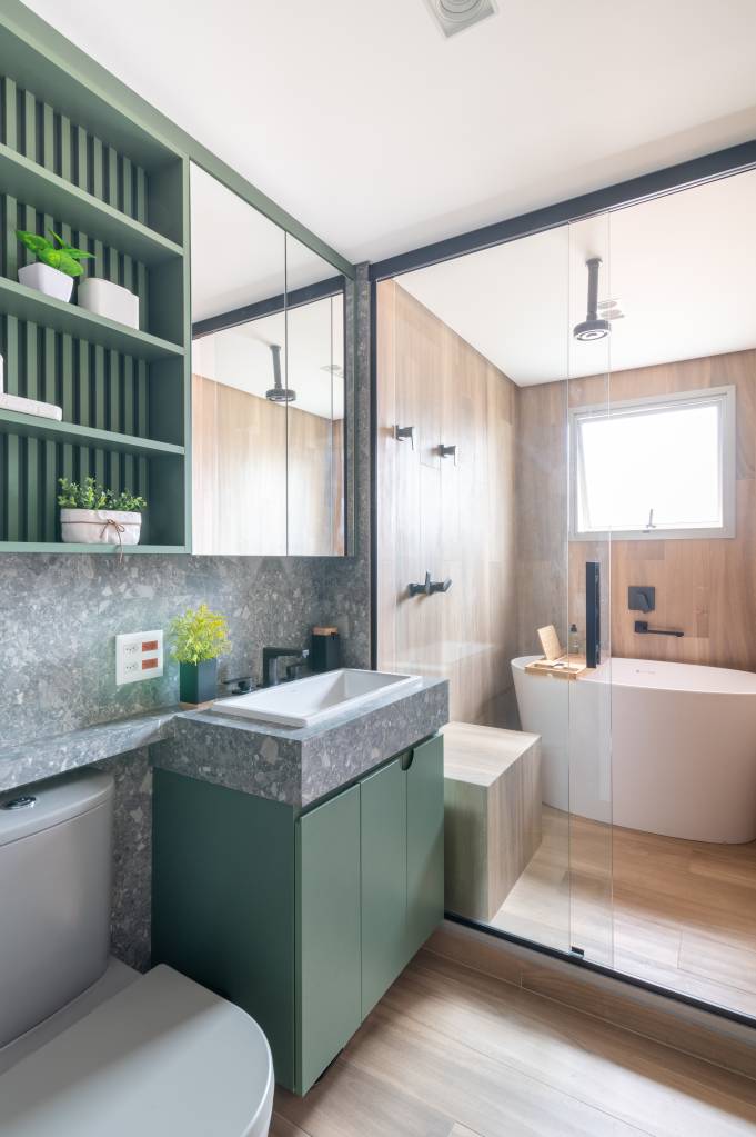 Banheiro pequeno? A solução de marcenaria que dobra o espaço e acaba com a bagunça na bancada. Projeto de Mari Milani.