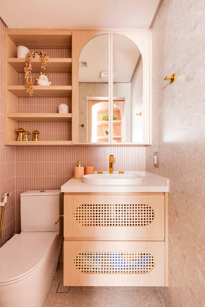 Banheiro pequeno? A solução de marcenaria que dobra o espaço e acaba com a bagunça na bancada. Projeto de Mari Milani.