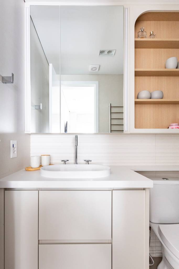 Banheiro pequeno? A solução de marcenaria que dobra o espaço e acaba com a bagunça na bancada. Projeto de Mari Milani.
