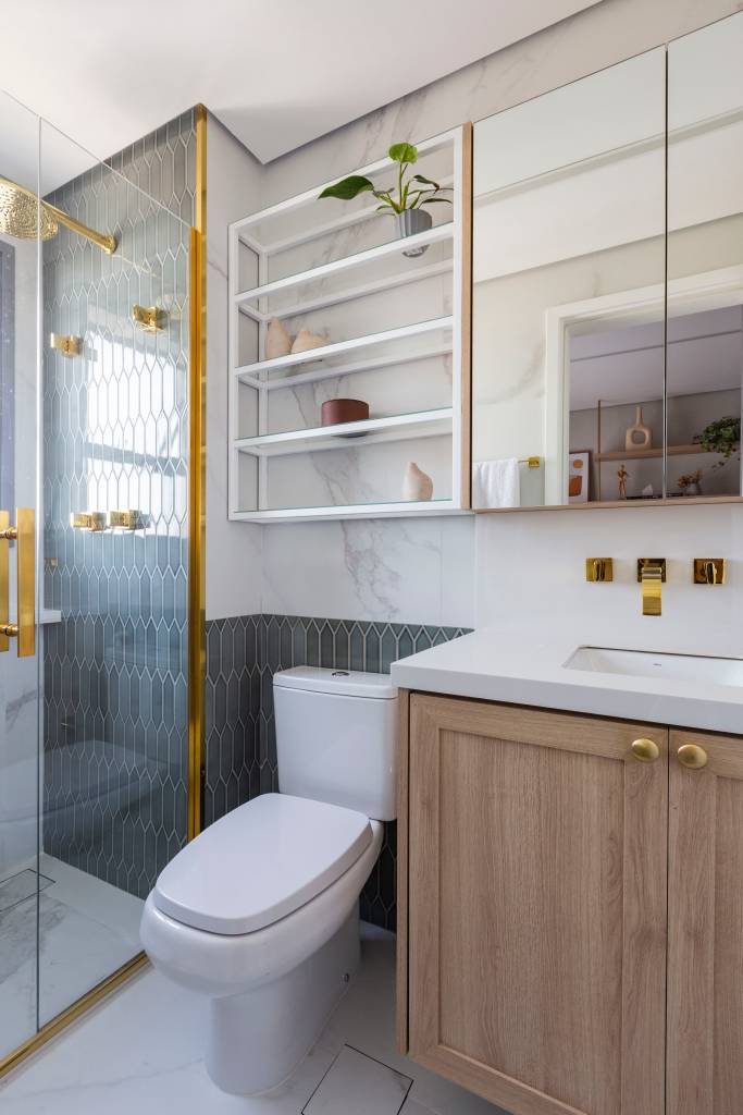 Banheiro pequeno? A solução de marcenaria que dobra o espaço e acaba com a bagunça na bancada. Projeto de Mari Milani.