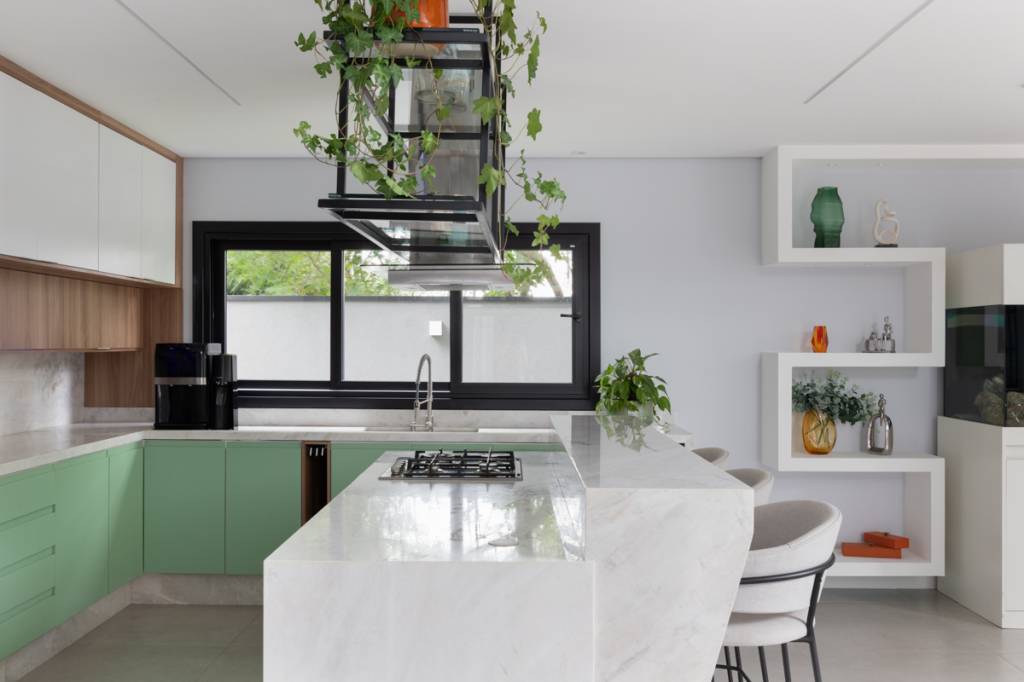 Casa de 488 m² une sofisticação, funcionalidade e contato com a natureza. Projeto Daniel Szego