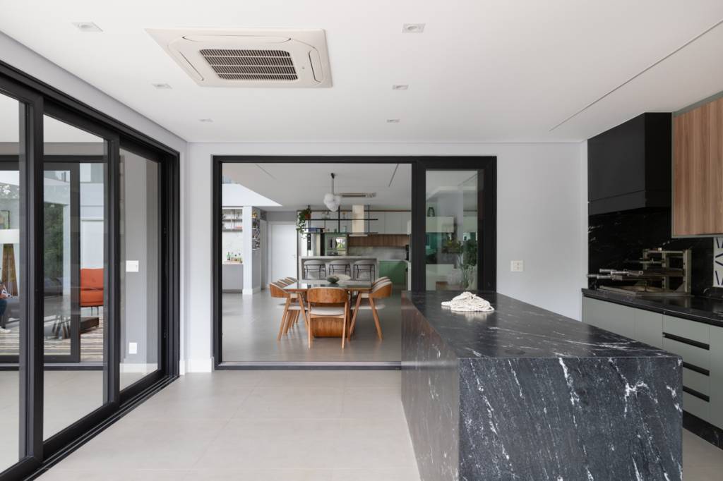 casa-de-488-m-une-sofisticacao-funcionalidade-e-contato-com-a-natureza-pe-direito-duplo-piscina-jardim-daniel-szego-2 Casa de 488 m² une sofisticação, funcionalidade e contato com a natureza. Projeto Daniel Szego