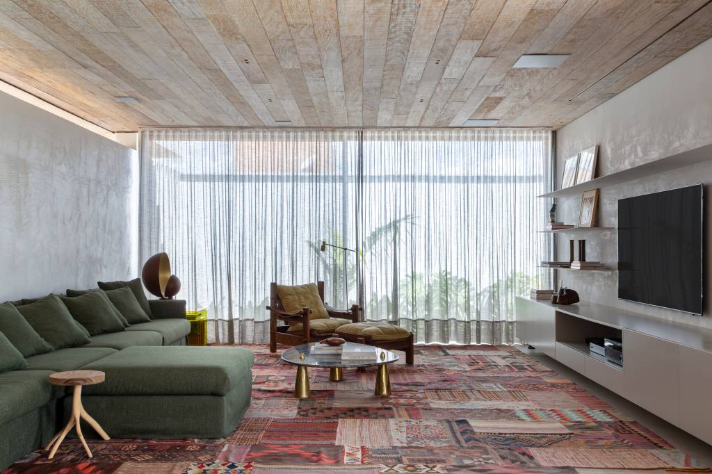 Casa de 517 m² tem estilo contemporâneo e jardim com lago. Projeto Solange Calio