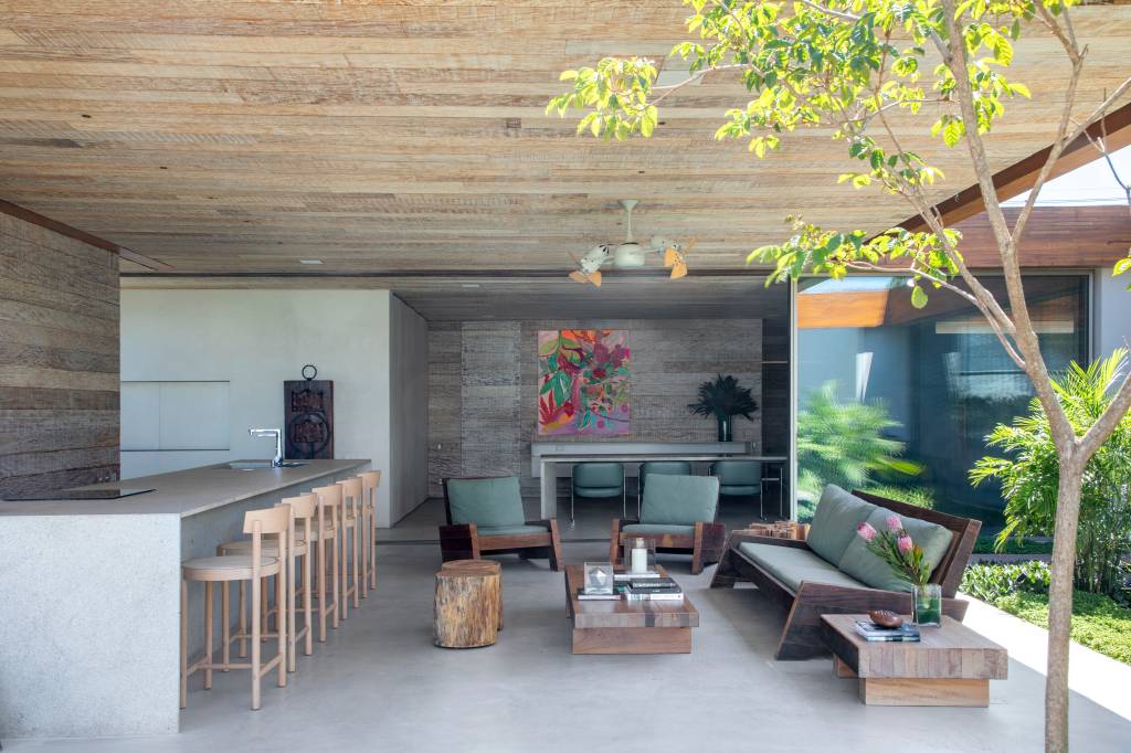 Casa de 517 m² tem estilo contemporâneo e jardim com lago. Projeto Solange Calio