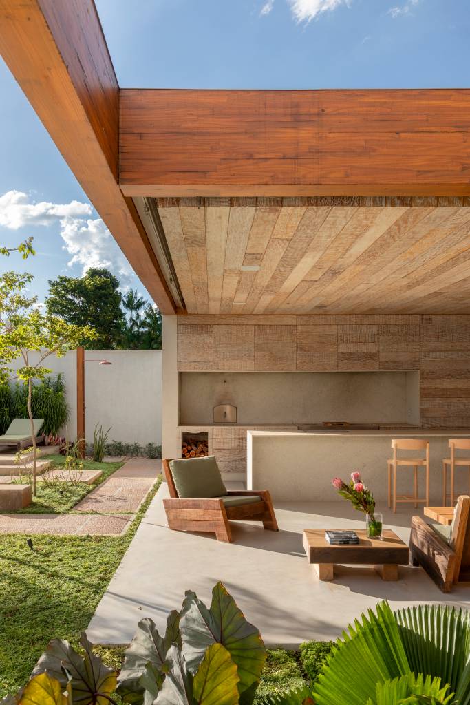 Casa de 517 m² tem estilo contemporâneo e jardim com lago. Projeto Solange Calio