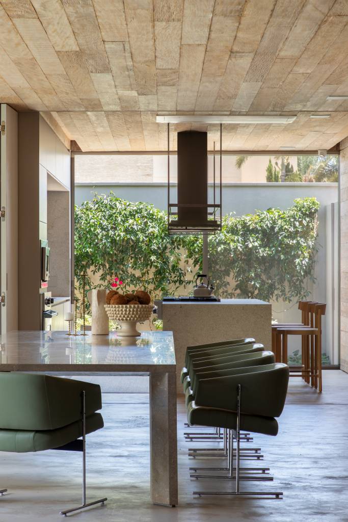 Casa de 517 m² tem estilo contemporâneo e jardim com lago. Projeto Solange Calio