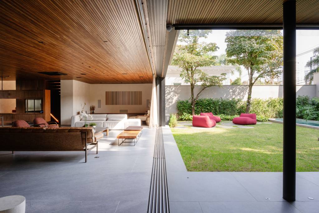 Casa de 880m² em São Paulo se integra ao jardim após ampla reforma