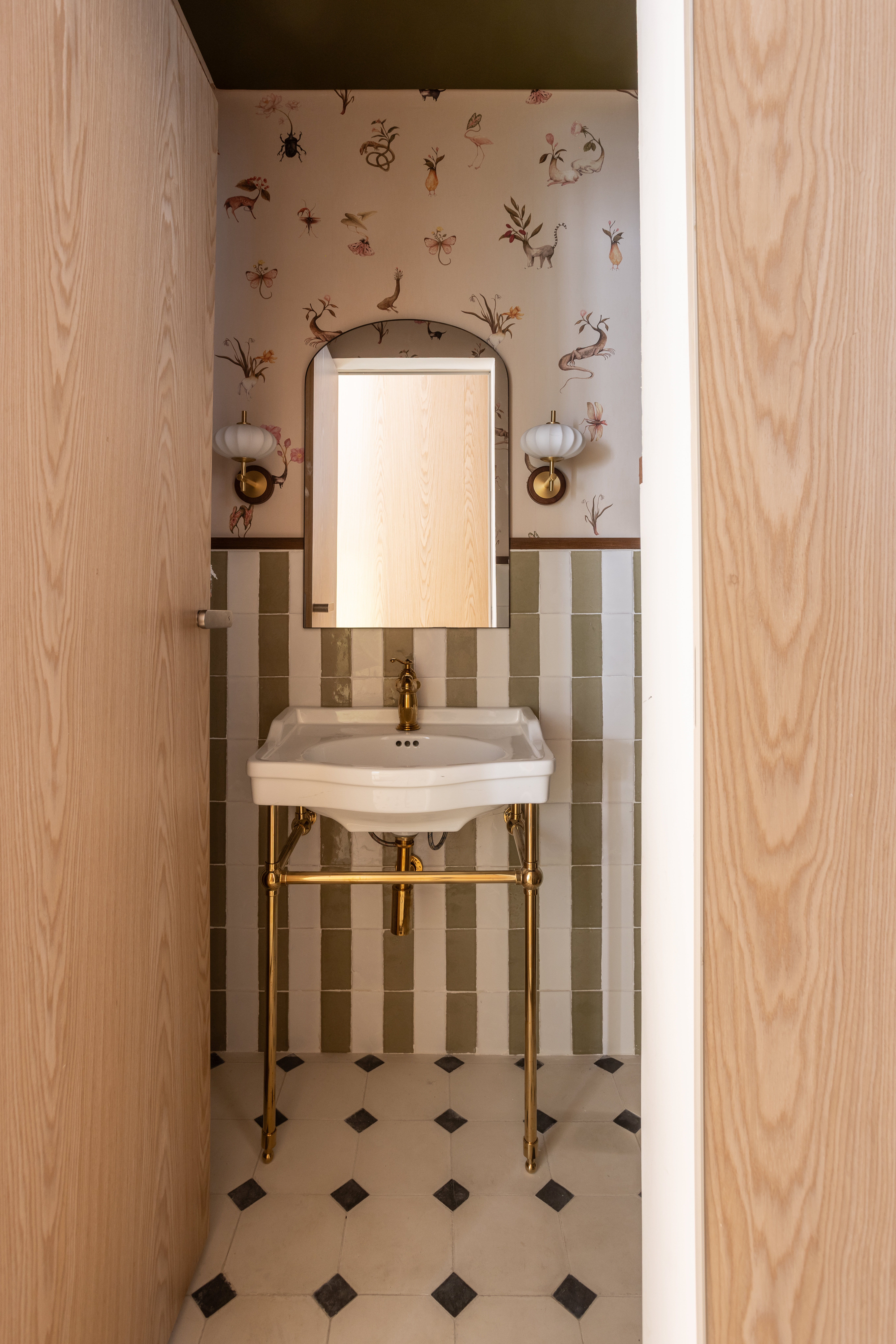 Casa de vila de campeã do MasterChef tem cozinha de restaurante e muita personalidade. Projeto Fatta Arquitetura