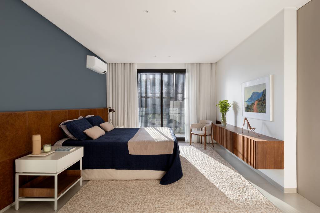 Casa mineira integra claraboias e brises para valorizar privacidade e luz natural. Projeto Lavoro Arquitetos