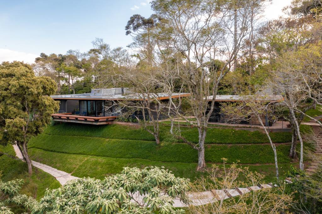 Com uso da madeira e integração com a natureza, casa térrea de 250 m² vira refúgio no interior de SP