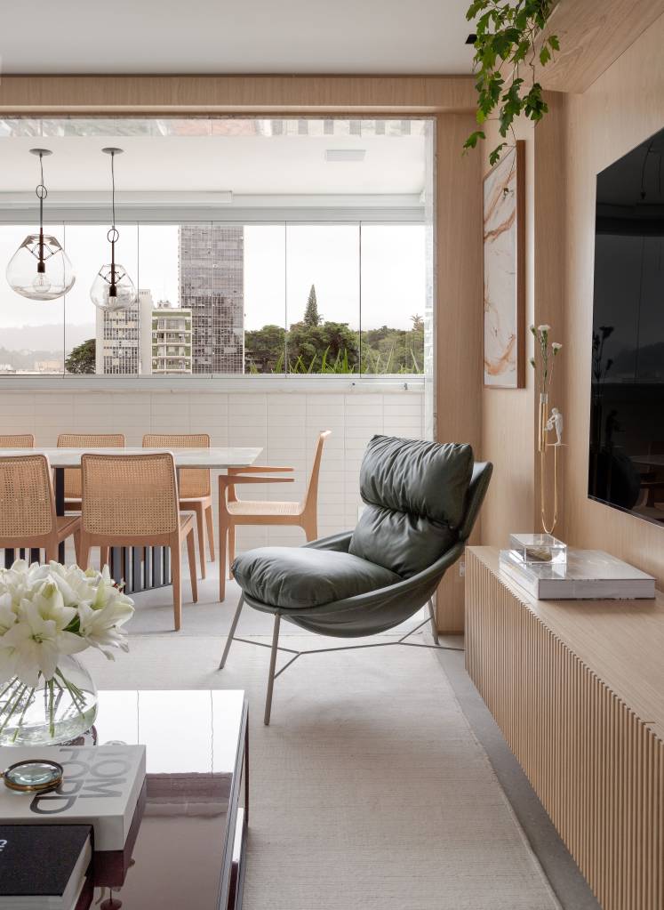 Cozinha provençal cinza integrada é destaque neste apartamento no Rio. Projeto de Patty Coelho Arquitetura.