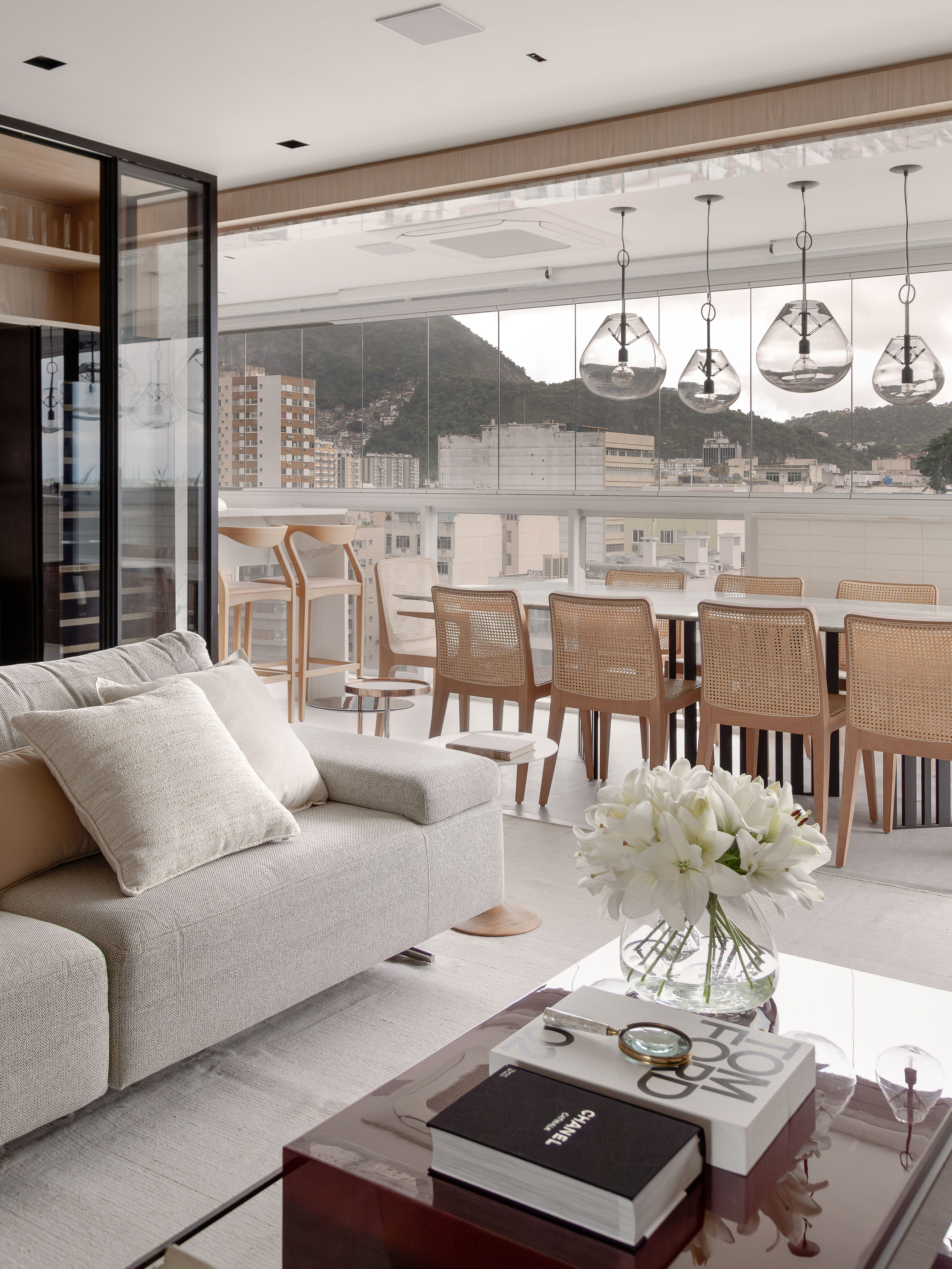 Cozinha provençal cinza integrada é destaque neste apartamento no Rio. Projeto de Patty Coelho Arquitetura.