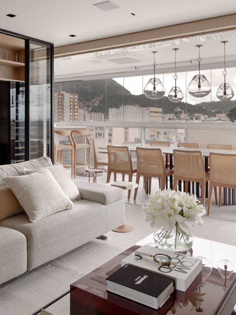 Cozinha provençal cinza integrada é destaque neste apartamento no Rio. Projeto de Patty Coelho Arquitetura.