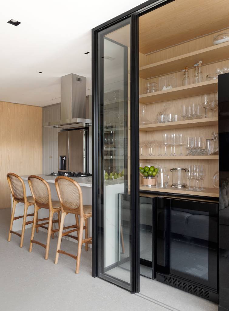 Cozinha provençal cinza integrada é destaque neste apartamento no Rio. Projeto de Patty Coelho Arquitetura.