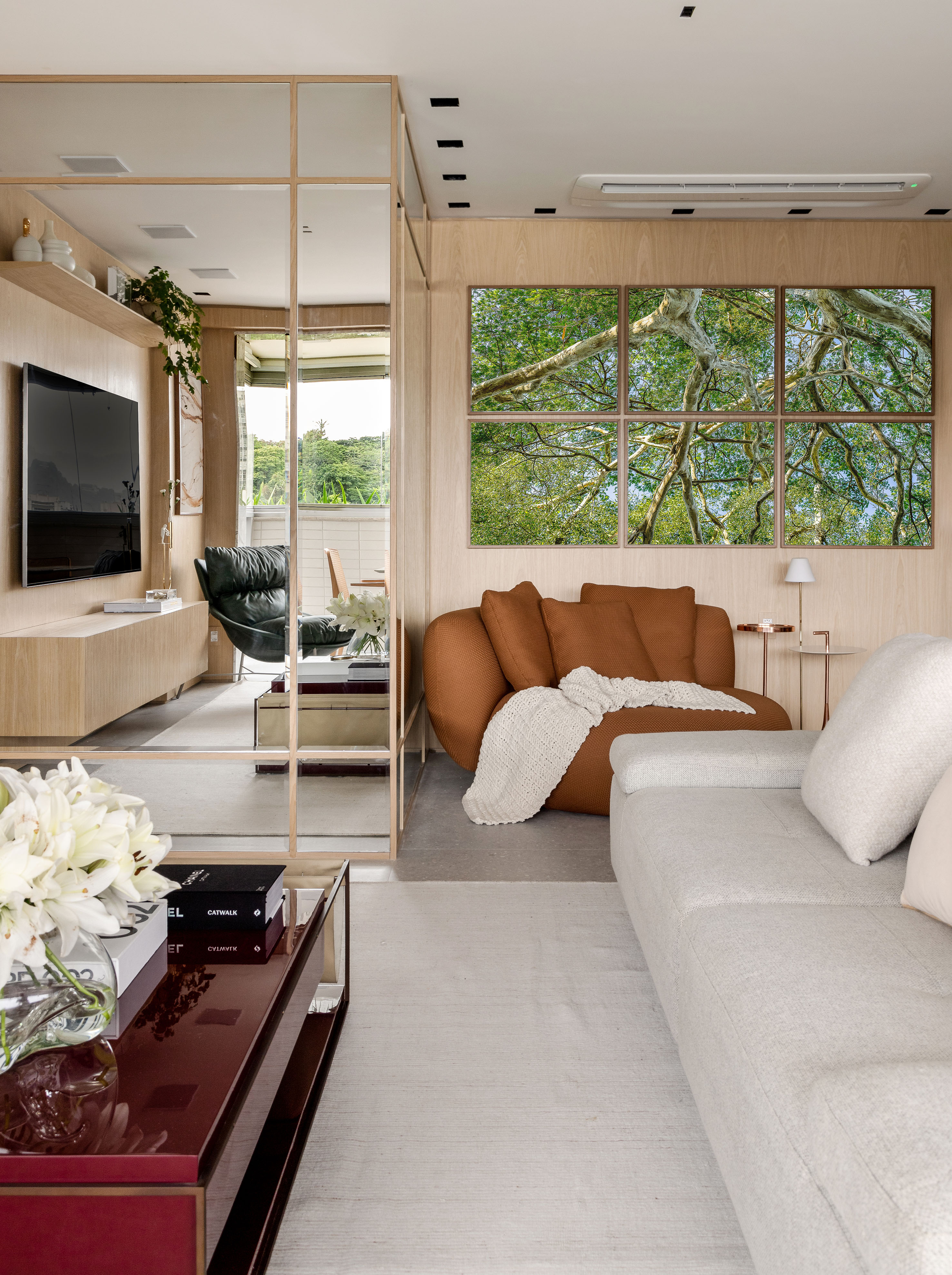 Cozinha provençal cinza integrada é destaque neste apartamento no Rio. Projeto de Patty Coelho Arquitetura.