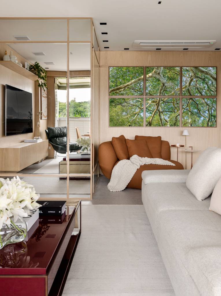 Cozinha provençal cinza integrada é destaque neste apartamento no Rio. Projeto de Patty Coelho Arquitetura.