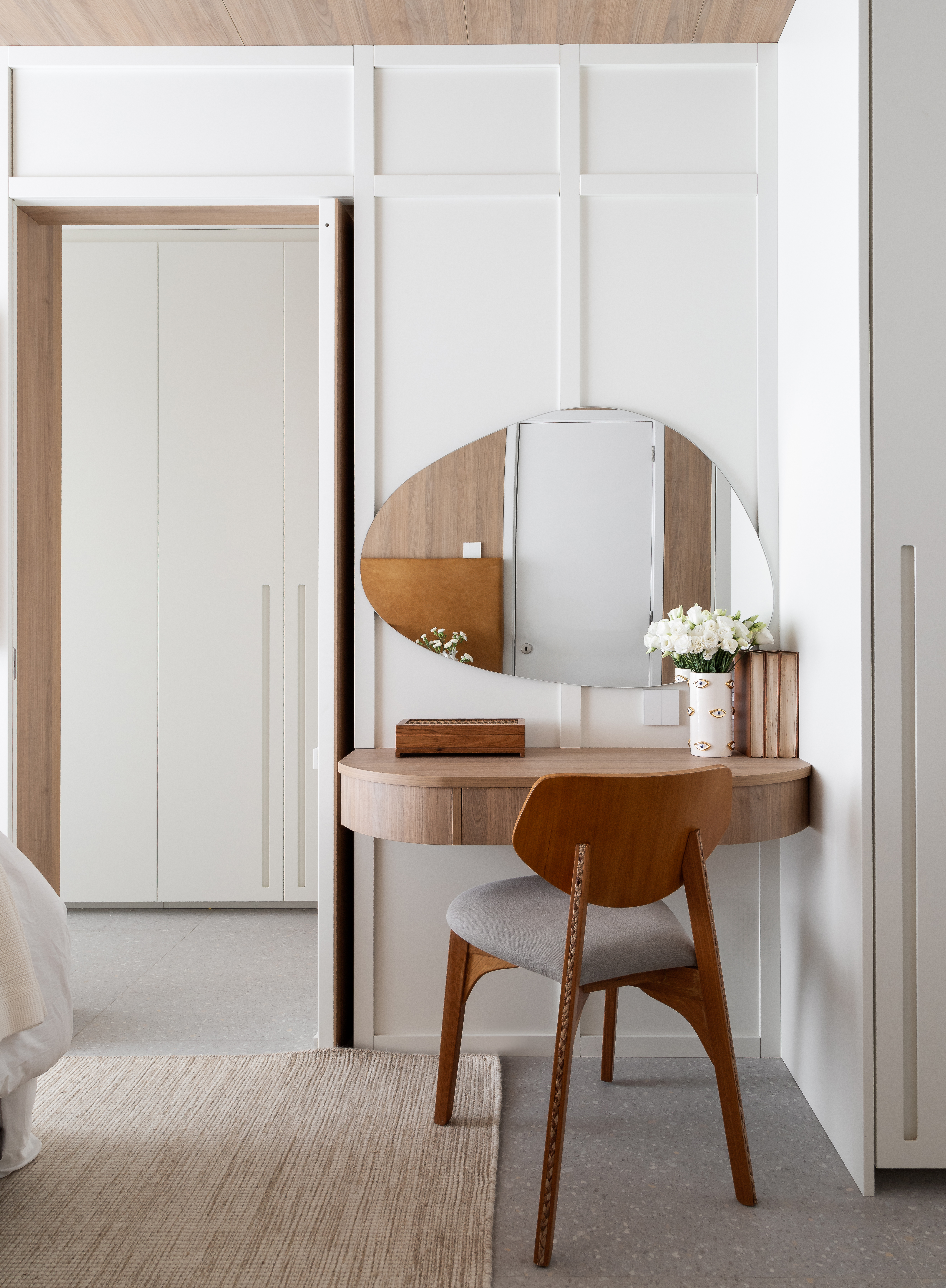 Cozinha provençal cinza integrada é destaque neste apartamento no Rio. Projeto de Patty Coelho Arquitetura.