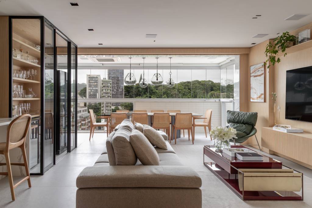 Cozinha provençal cinza integrada é destaque neste apartamento no Rio. Projeto de Patty Coelho Arquitetura.