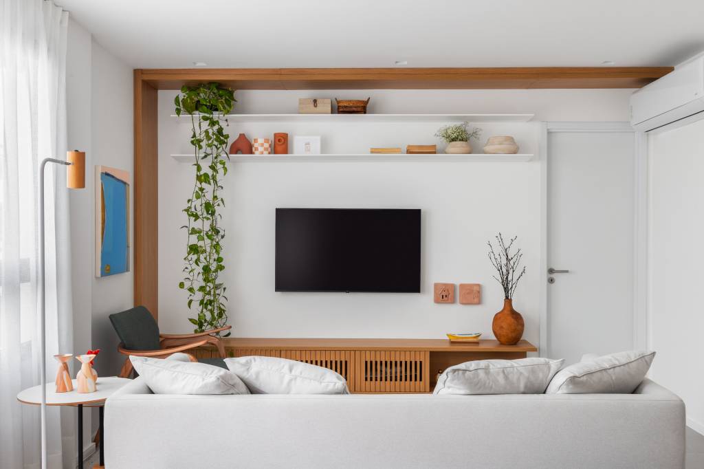 Escada de apê clean tem degraus e espelhos revestidos em quartzo cinza. Projeto de Rafael Ramos.