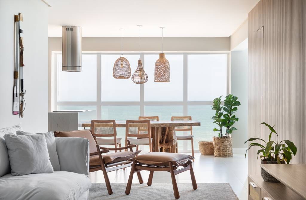 Estilo praiano contemporâneo define apê com revestimentos práticos. Projeto de Paulo Spessatto.