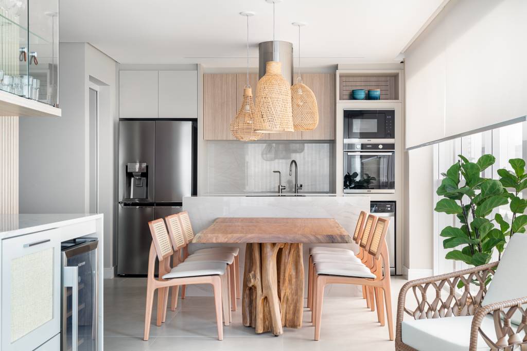 Estilo praiano contemporâneo define apê com revestimentos práticos. Projeto de Paulo Spessatto.