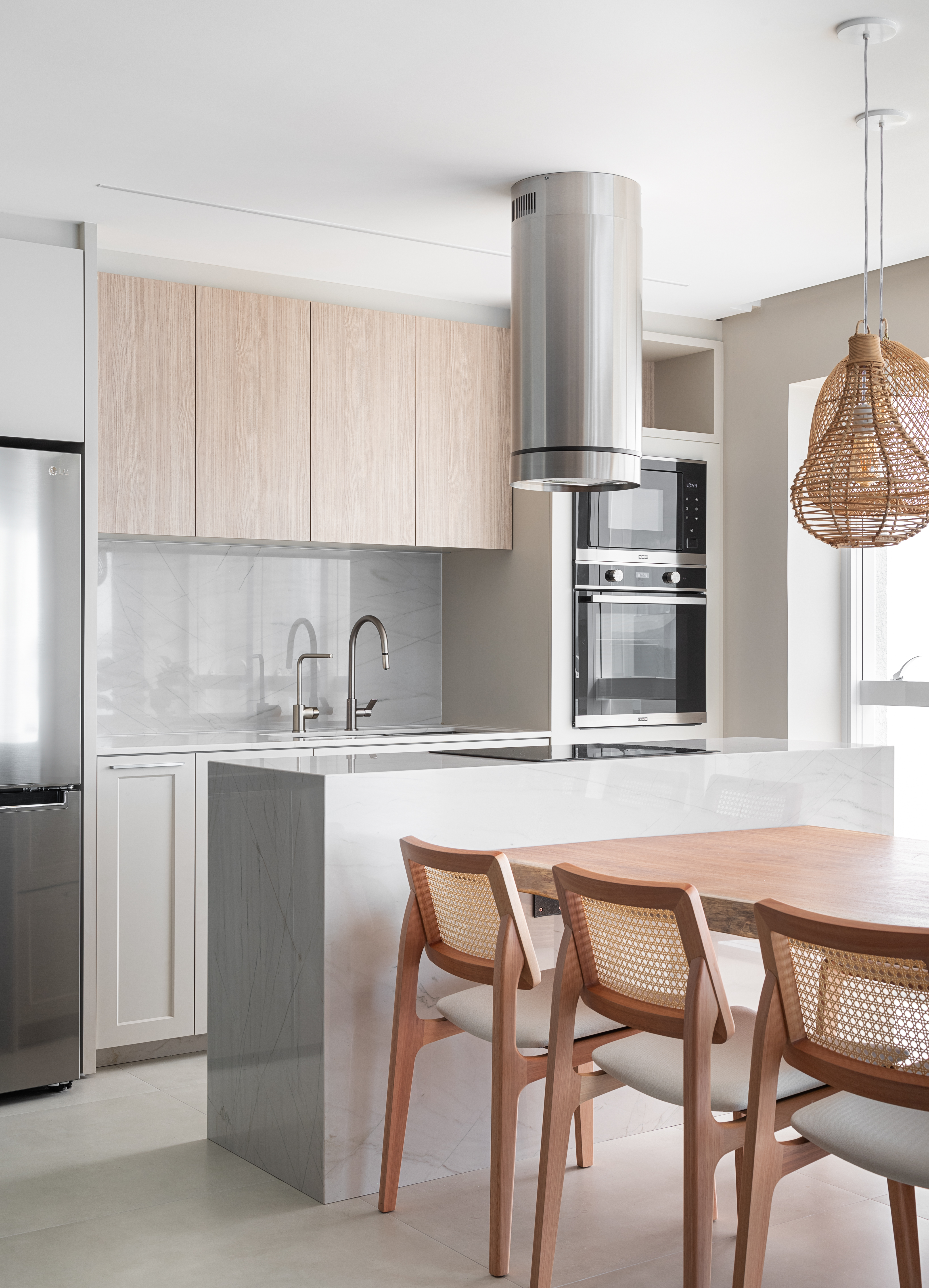 Estilo praiano contemporâneo define apê com revestimentos práticos. Projeto de Paulo Spessatto.