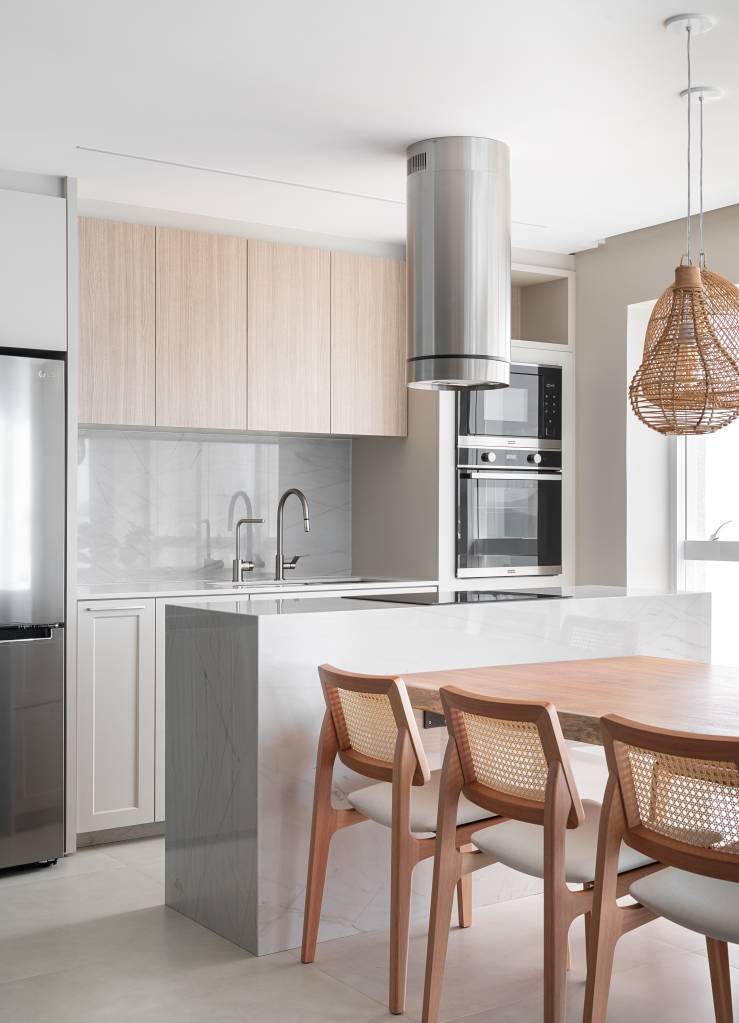 Estilo praiano contemporâneo define apê com revestimentos práticos. Projeto de Paulo Spessatto.